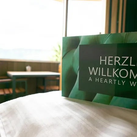 Aparthouse Leonhard アパート *